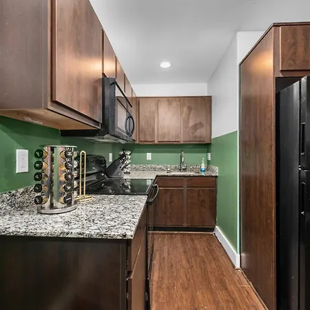 Modern Quirky Apartment Near Medical Center